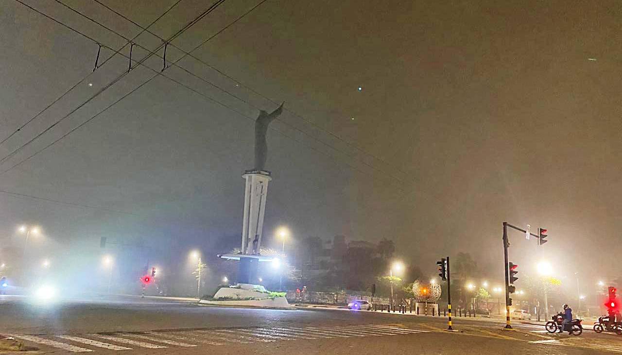 Santa Cruz amanece cubierta de una densa neblina tras días de bajas temperaturas con lluvias