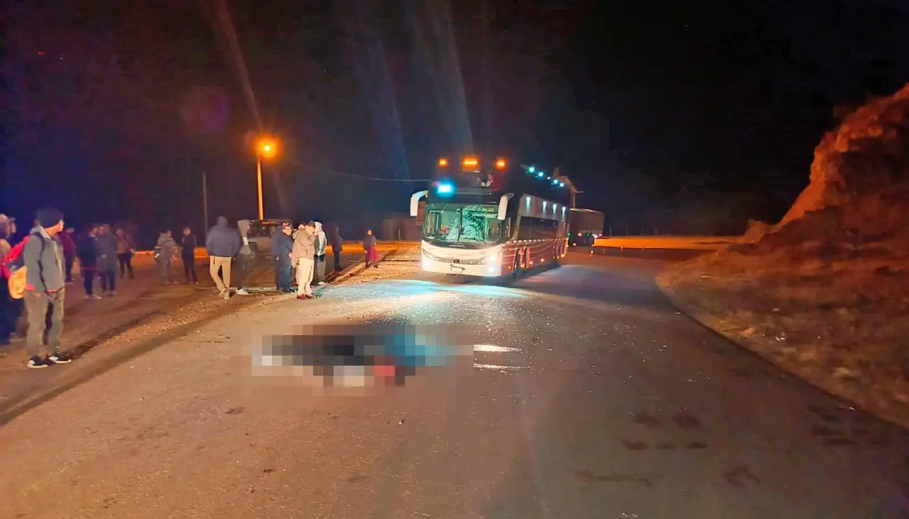 Identifican a las víctimas que iban en la motocicleta que chocó contra un bus, se presume invasión de carril