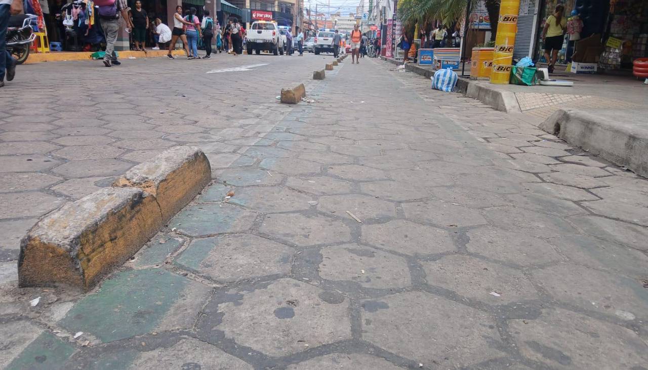 Comerciantes del mercado Los Pozos exigen a la Alcaldía retirar cordones de una calle para que estacionen sus clientes