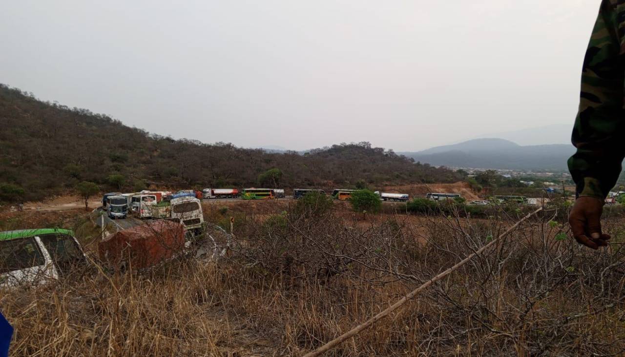 Bloqueo evista: No salen buses desde Santa Cruz al occidente del país