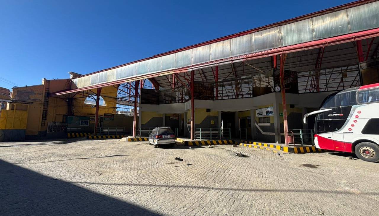 Terminales de La Paz y Cochabamba suspenden salidas por el paro nacional de choferes