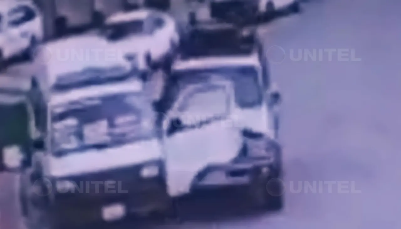 Video: Vagoneta atropella a un hombre que limpiaba su vehículo y el conductor fuga