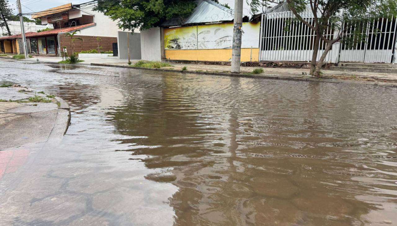 Un ‘surcito’ y calles inundadas por lluvias marcan el inicio de la semana en Santa Cruz; siete departamentos están bajo alerta naranja por tormentas eléctricas 