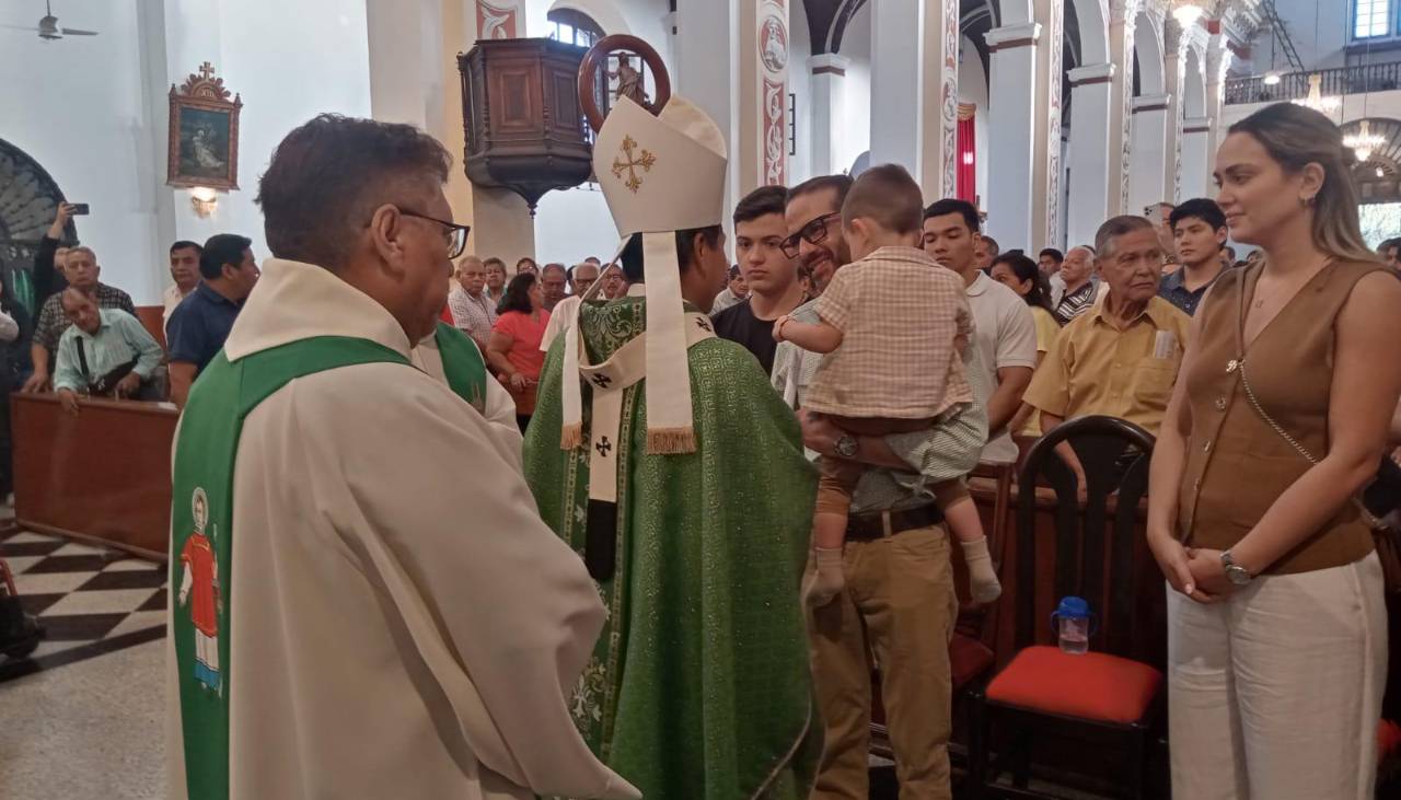 “Bienvenido nuevamente a Santa Cruz”: Camacho participa de la misa en la Catedral cruceña 