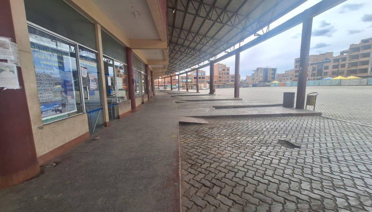 “No tenemos dónde quedarnos”: Extranjeros quedan parados por bloqueos en La Paz 