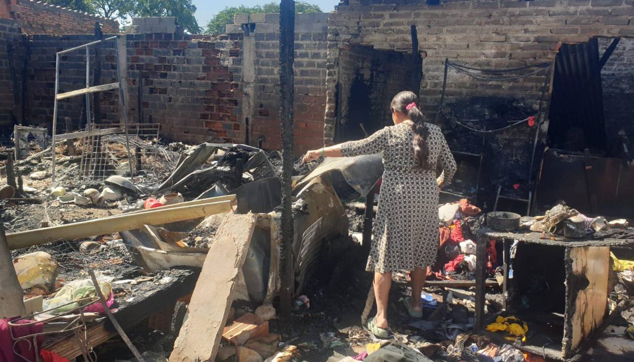 “Lo perdimos todo”: Incendio arrasa con las pertenencias de una familia que pide ayuda