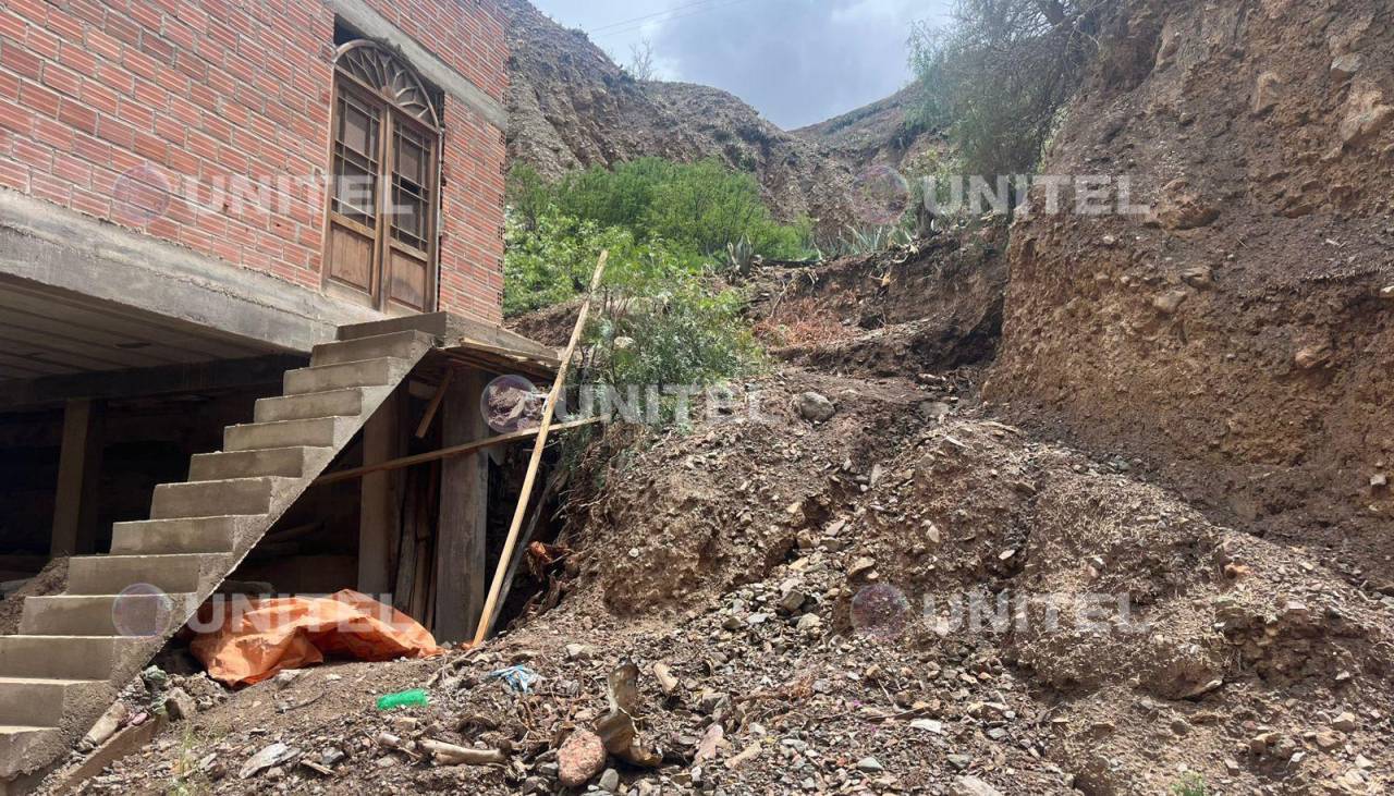 Luribay: mazamorra afectó una sede social y el derrumbe de un cerro sepultó una vía 