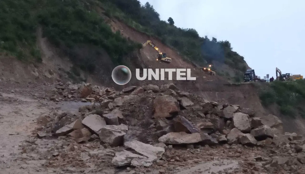 Choferes varados por el deslizamiento en Bombeo piden acelerar los trabajos para habilitar la vía