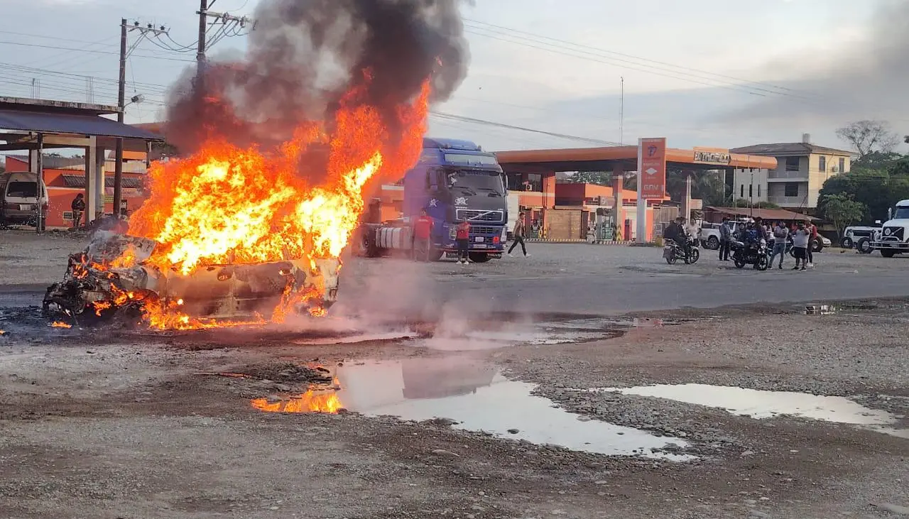 Investigan choque seguido de incendio donde murió una persona carbonizada, que aún no ha sido identificada