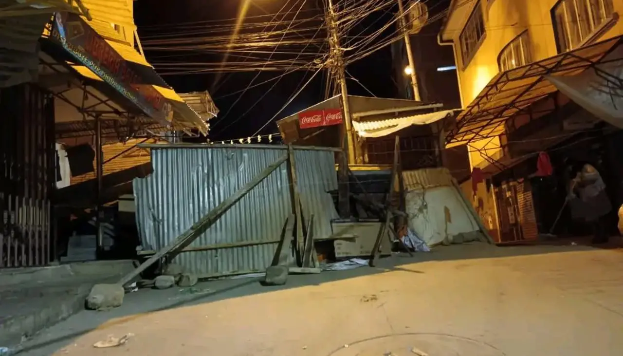 Miedo en Llallagua: Familias hacen vigilia y arman barricadas ante el temor de una nueva arremetida