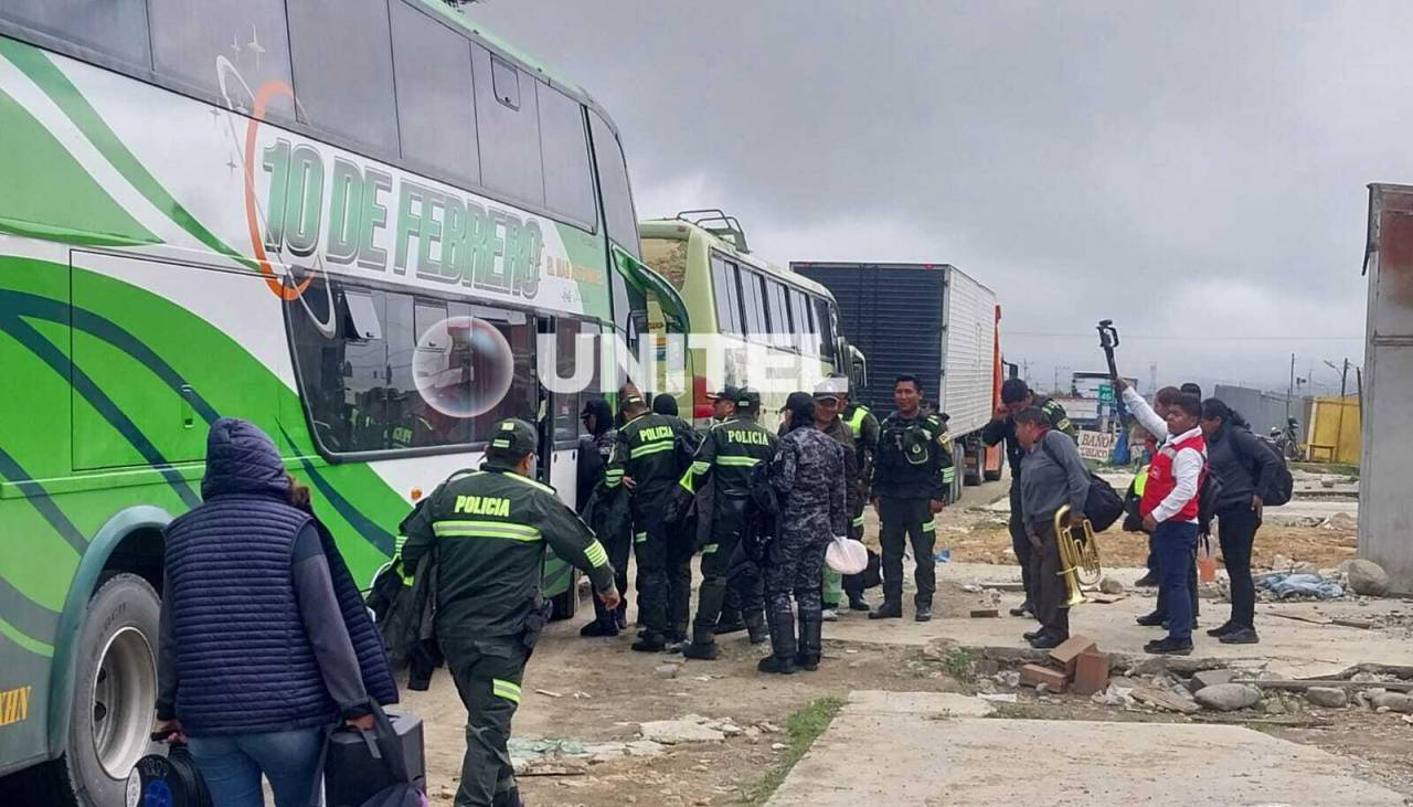 Desde Colomi, policías abordan nuevos buses para intentar retornar al trópico de Cochabamba