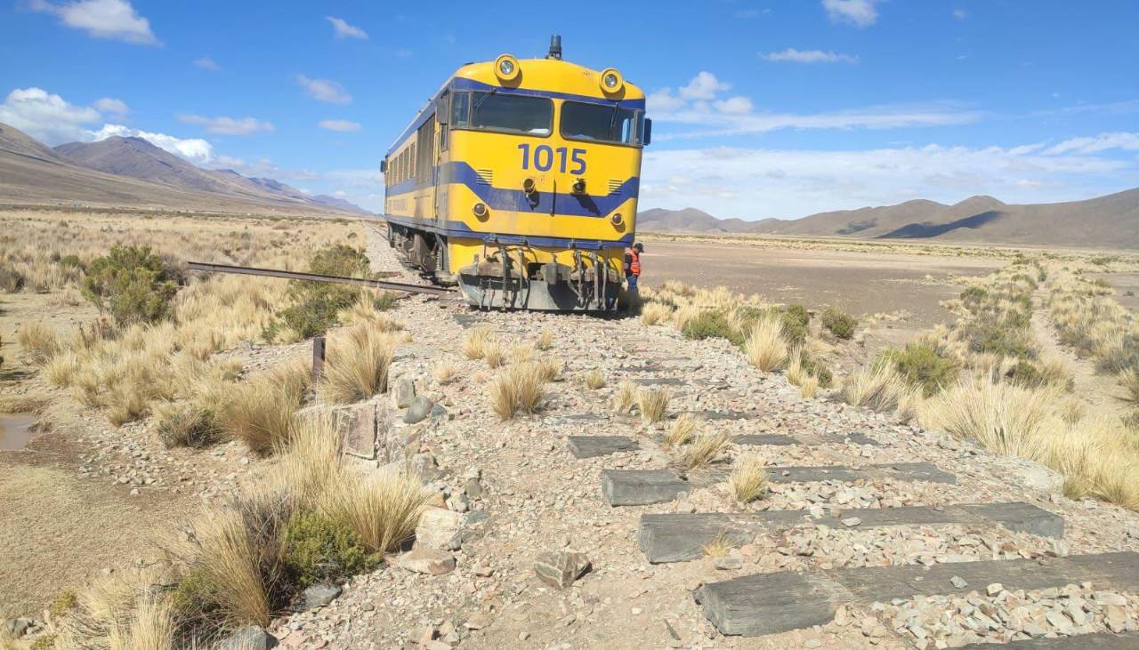Buscan a delincuentes que robaron más de 350 metros de rieles en Oruro 