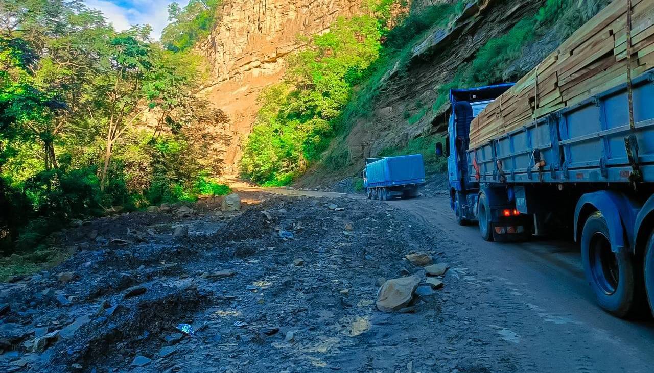 Restringen paso de vehículos pesados en la zona de los Valles por riesgo de derrumbres hasta el lunes