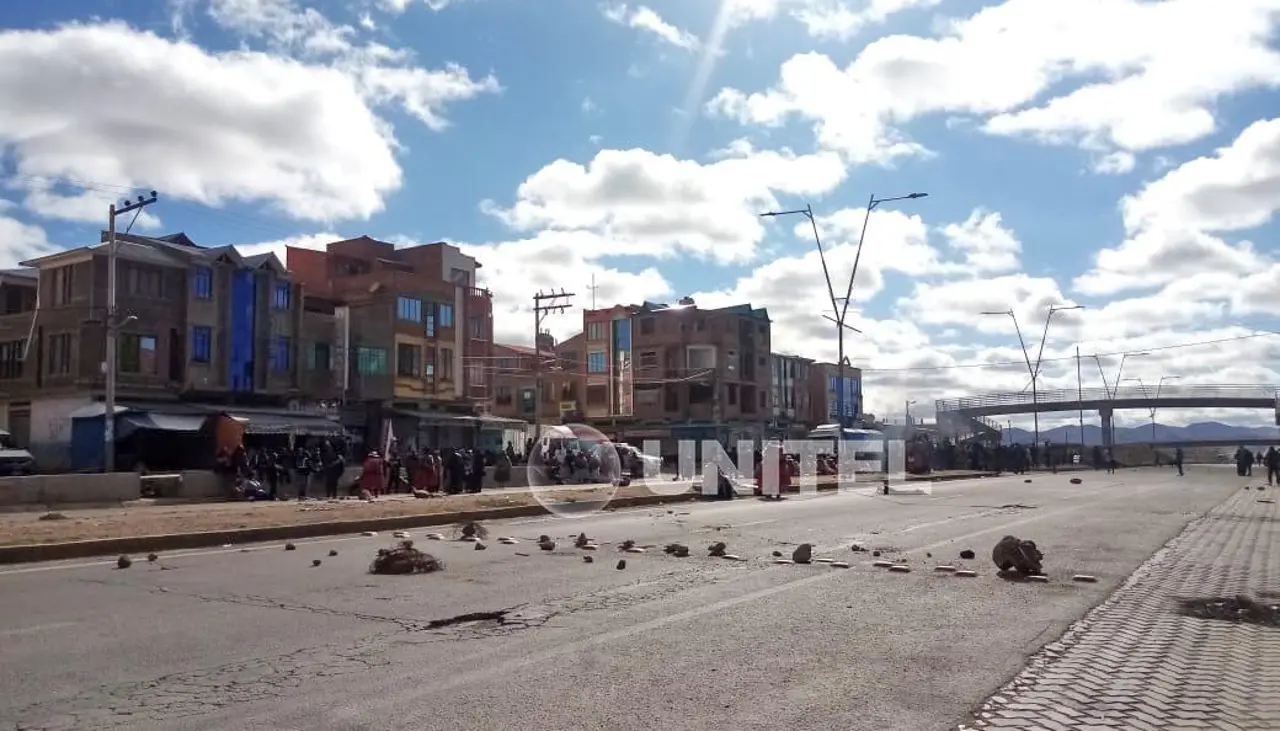 Pobladores instalan bloqueo en el sector de Konani, ruta que une La Paz con Oruro