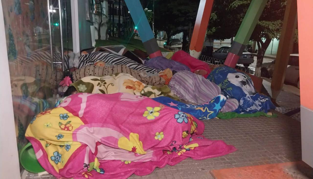 Pacientes y sus familiares pasan la noche en el piso en el Hospital de Niños Mario Ortiz con la esperanza de conseguir fichas
