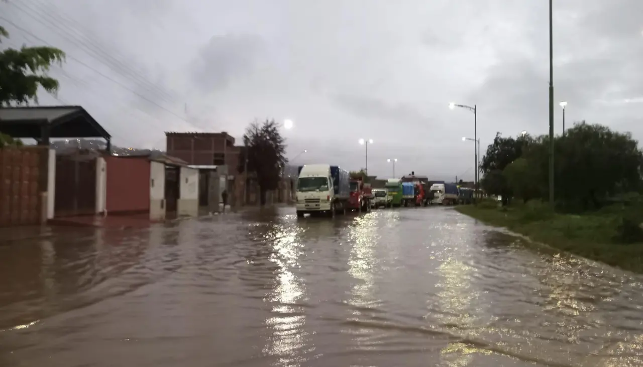 Lluvia en Cochabamba anega varias calles y vecinos buscan que el agua no ingrese a sus viviendas