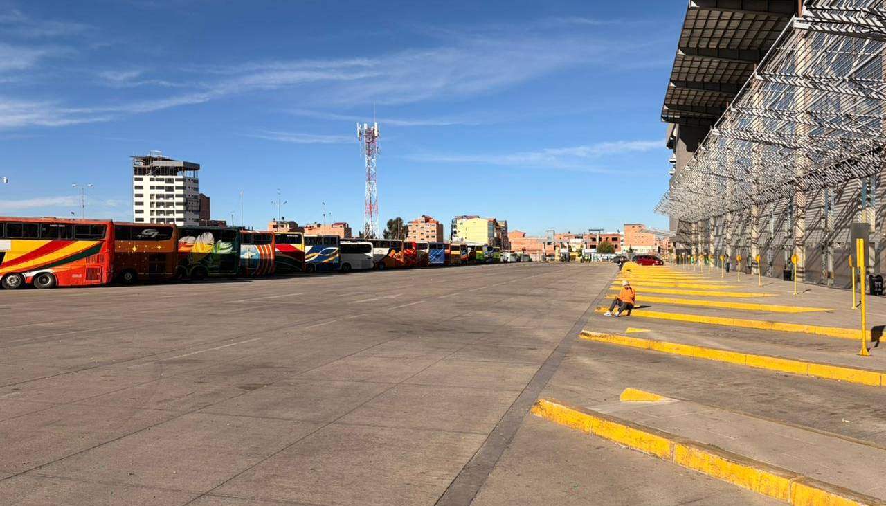 Choferes de El Alto piden al Gobierno intervenir puntos de bloqueo debido a los perjuicios