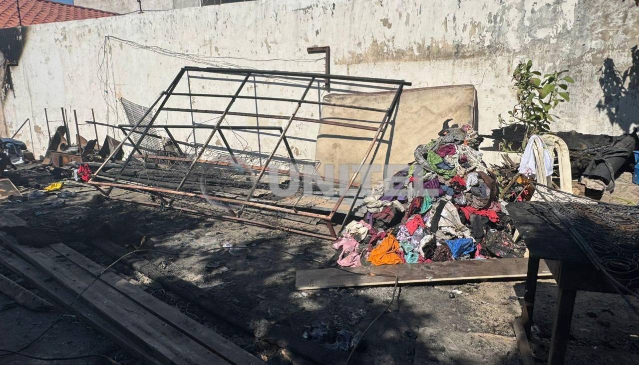 Un incendio consumió varias habitaciones de una casa en la que viven 20 personas