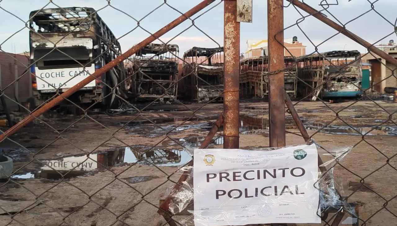 “El tanque de combustible explotó”: Fiscalía reporta 20 heridos tras incendio que destruyó cinco buses en Oruro
