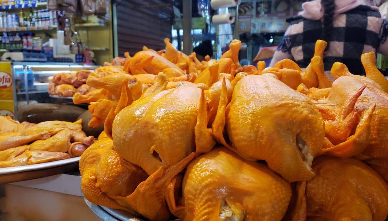 Escasez de pollo se agudiza en La Paz y Cochabamba, mientras que en Santa Cruz baja el precio por la sobreoferta