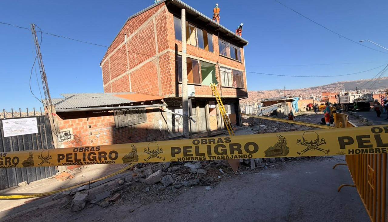 La Paz: Derrumbes y riesgo geológico obligan a demoler viviendas en la zona San Isidro
