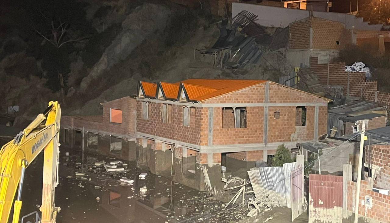 Con luces de celulares, vecinos apresuran rescate de enseres y material de construcción ante temor de otra mazamorra en Bajo Llojeta