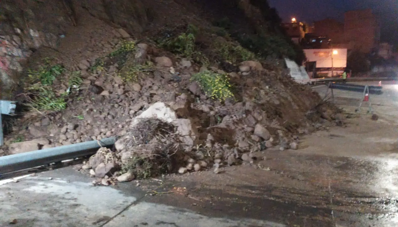 Deslizamiento afecta circulación en el carril de subida de la autopista La Paz - El Alto