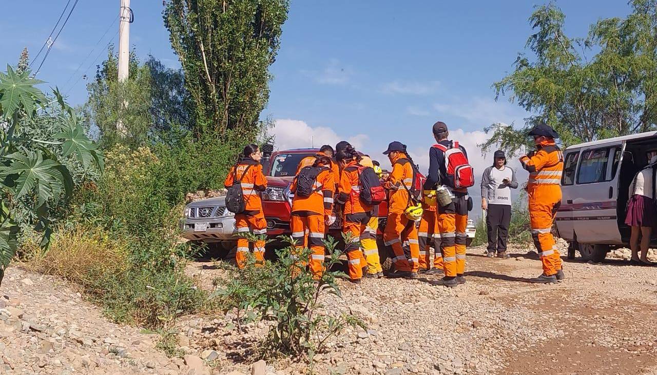 Con apoyo de un can, rescatistas retoman la búsqueda de la mujer arrastrada por el río en Cochabamba