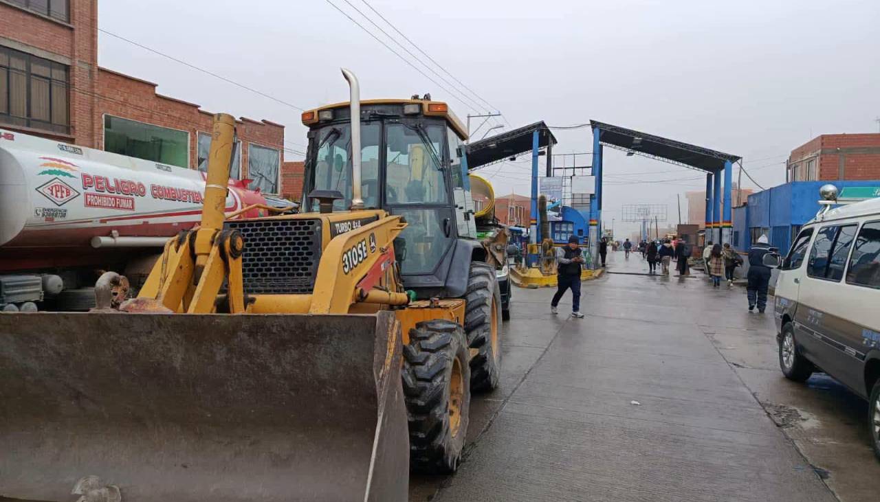 La Paz: ABC despliega maquinaria y personal para despejar tramo afectado por la nevada en el sector de la Cumbre