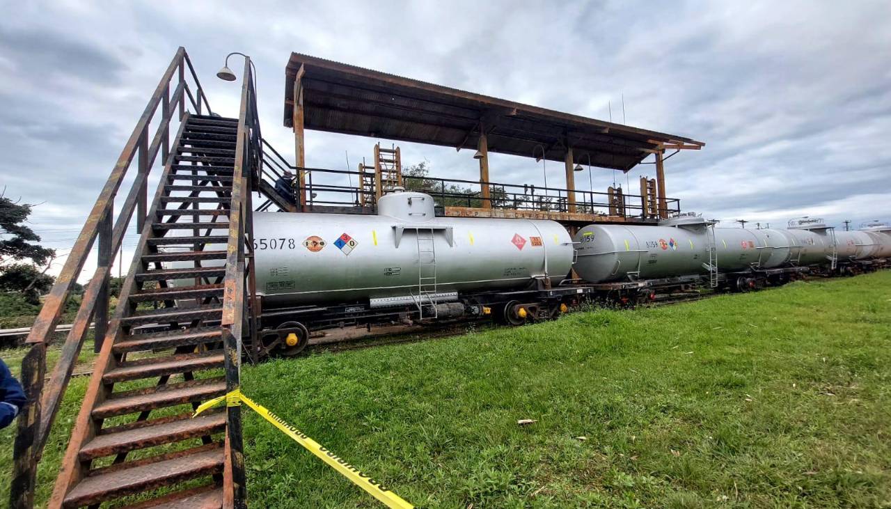 YPFB reactiva el tren para carga de combustible: Este lunes llega 1 millón de litros de gasolina a Santa Cruz