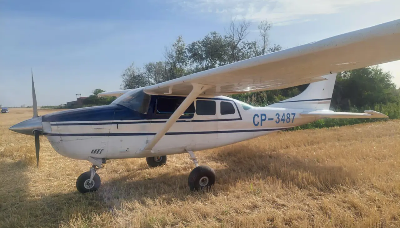 Hallan en Argentina una avioneta abandonada con matrícula boliviana; canes detectaron que llevaba droga