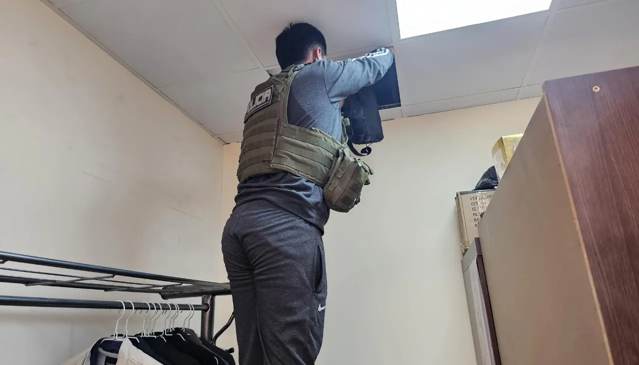 Hallan droga “oculta” en el techo de la oficina de la FUL de la UPEA; una mujer está aprehendida