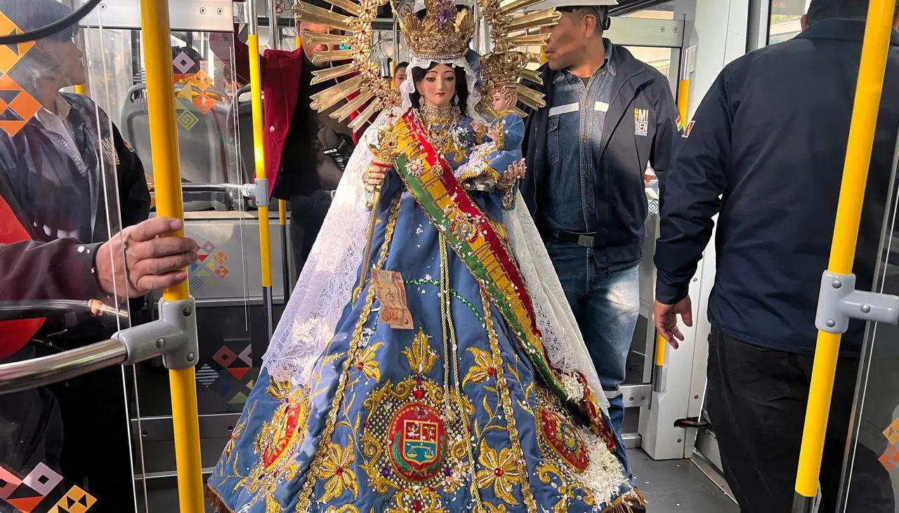 La imagen de la Virgen de Urkupiña hizo un viaje en el Tren Metropolitano y visitó una de las estaciones 