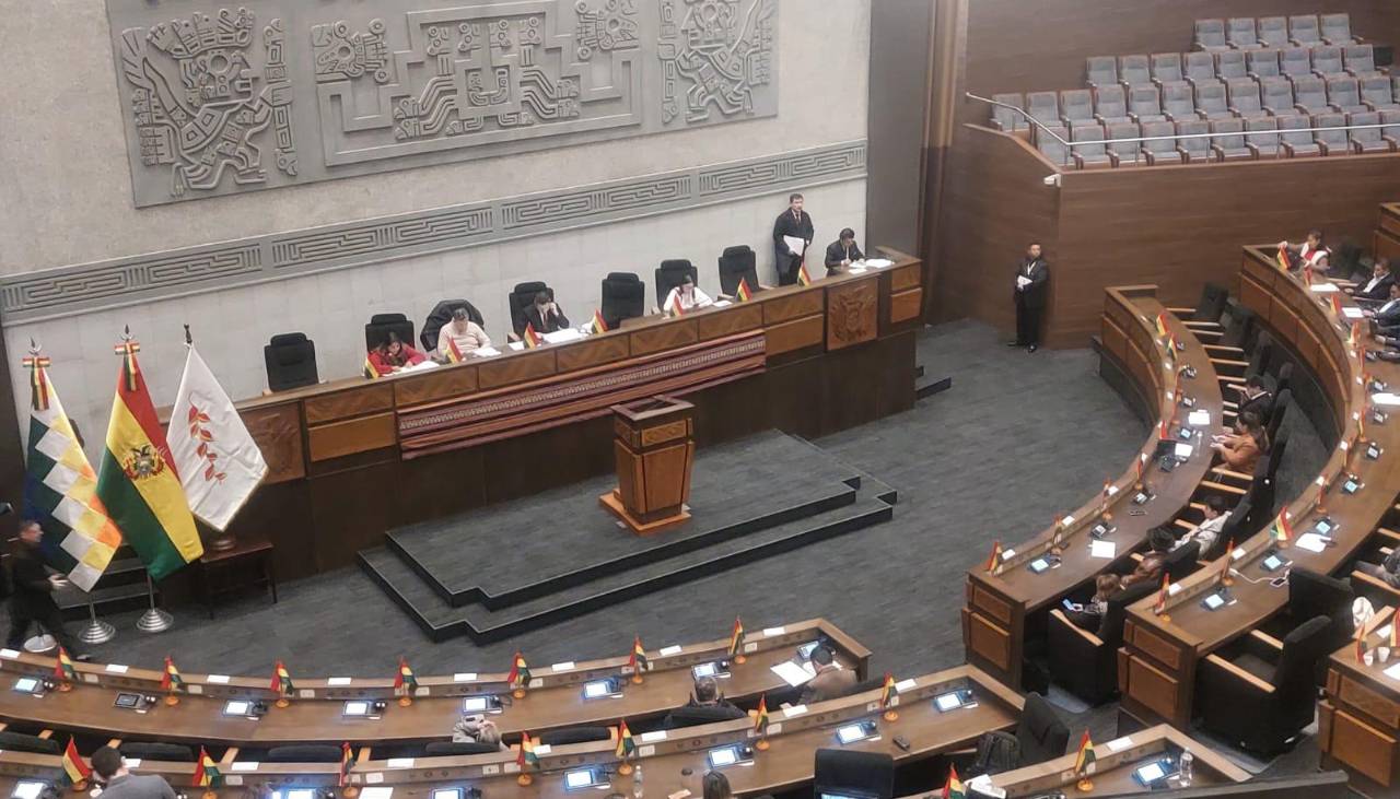 Con críticas contra Espinoza, el Legislativo vota para aprobar o rechazar su excusa para faltar a la interpelación 