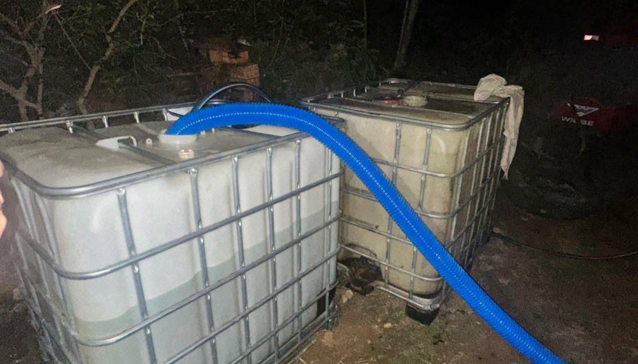 Policía aprehende a tres personas por acopio de casi 20.000 litros de diésel en Santa Cruz