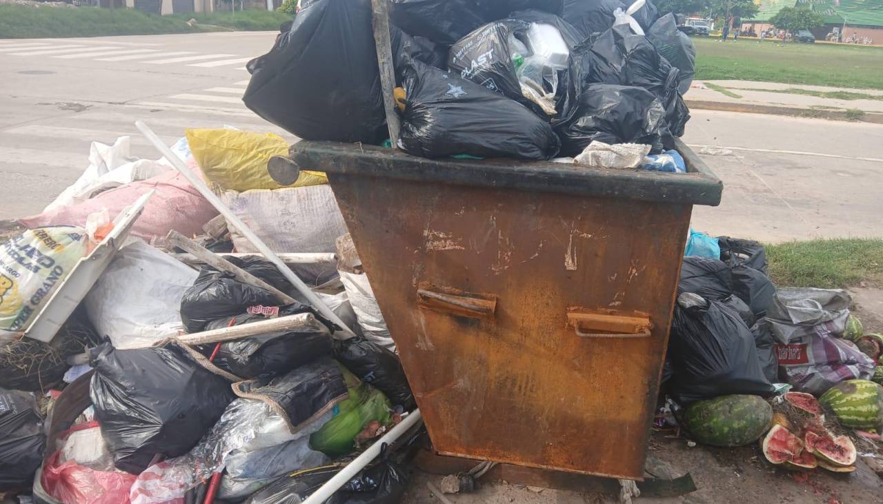 Seis mil toneladas de basura se acumulan en las calles de la capital cruceña por el bloqueo a vertedero, según la SIB