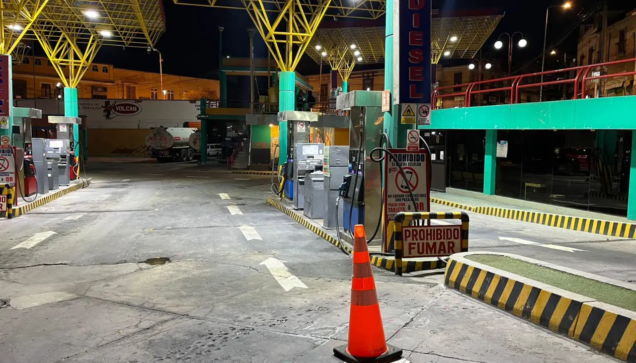 Persisten filas por diésel en Cochabamba y La Paz; YPFB dice que hay especulación generada por las redes 