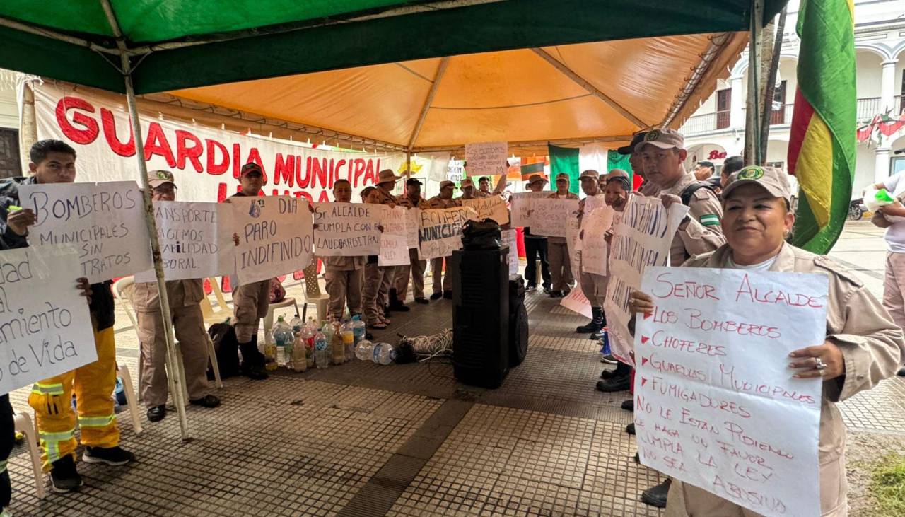 Gendarmes, bomberos y choferes cumplen seis días de huelga y reclaman atención de la Alcaldía cruceña