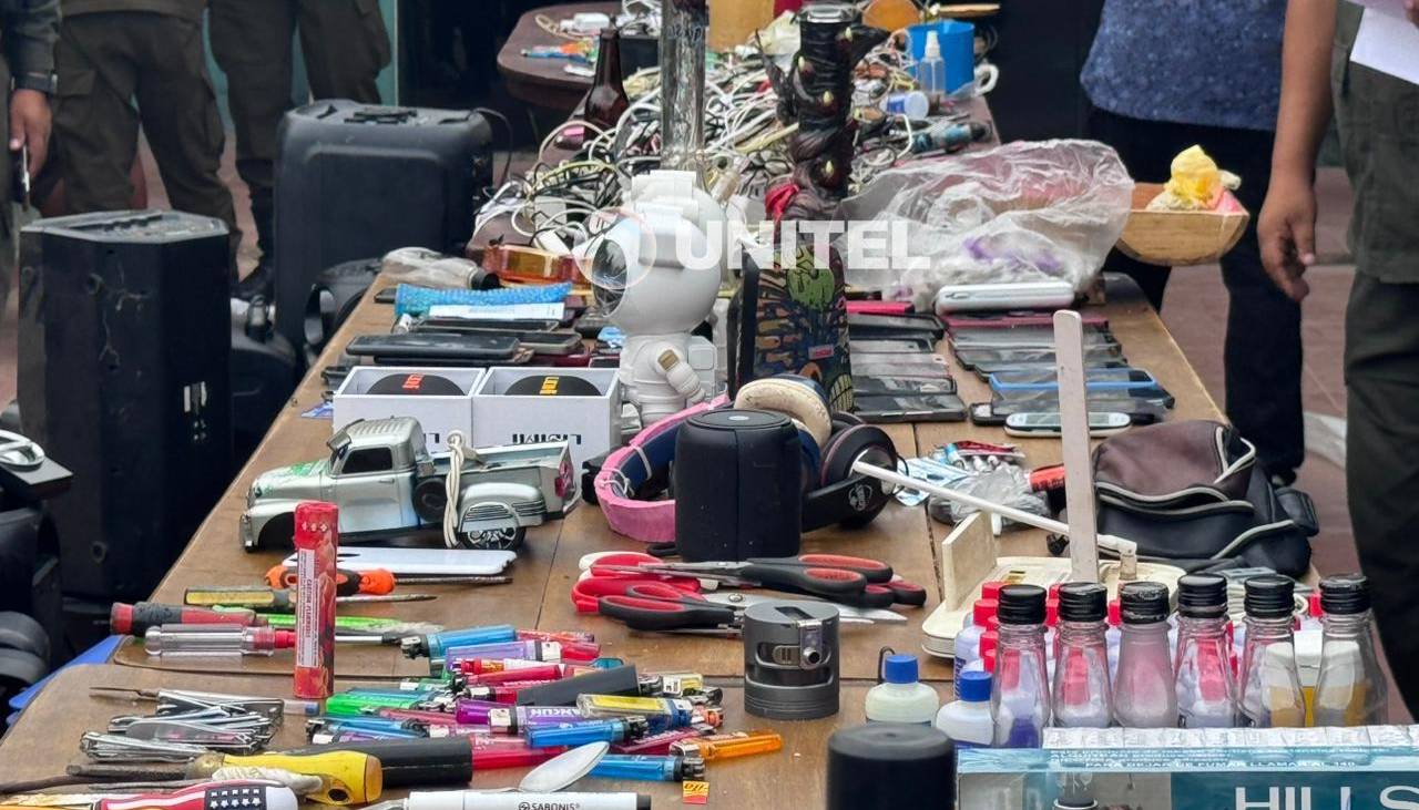 Secuestran cuchillos, celulares y otros objetos prohibidos en la cárcel de Palmasola, en puertas del Carnaval