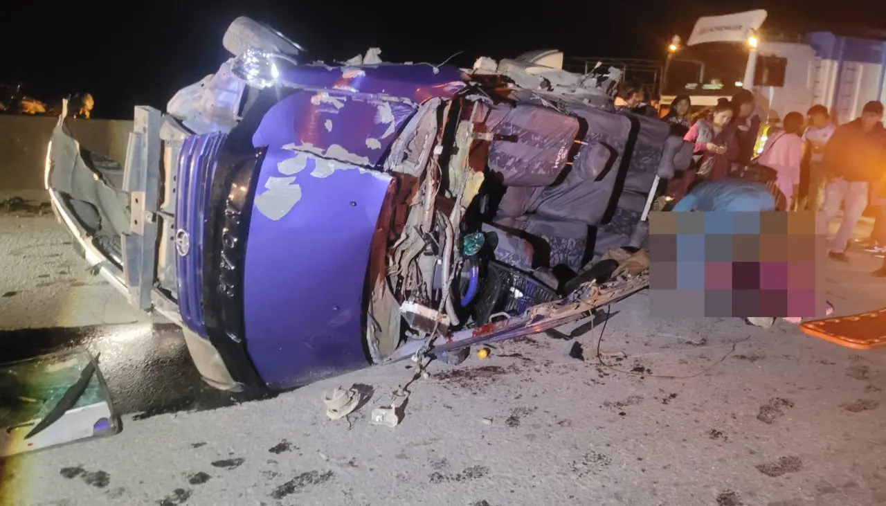 Accidente fatal: un muerto y al cuatro heridos deja el vuelco de una vagoneta en la carretera Cochabamba - Santa Cruz