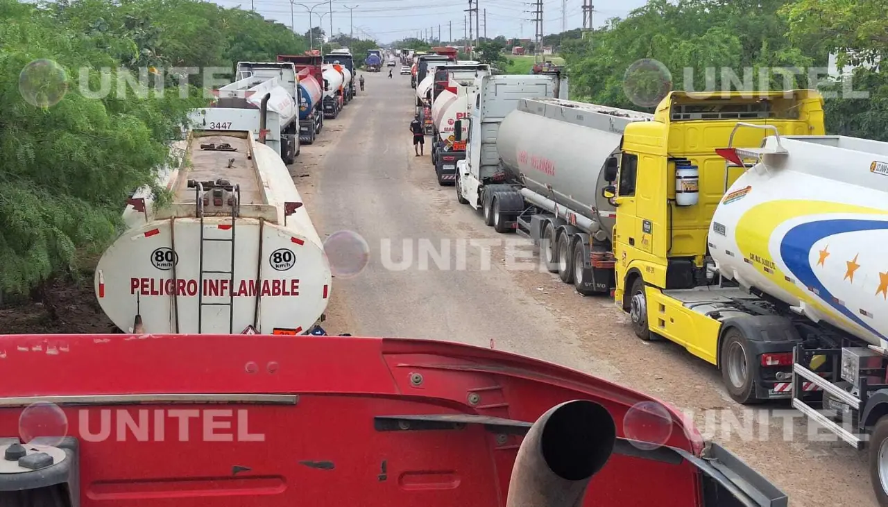Se registran largas filas de cisternas con combustible en puertas de la refinería de Palmasola