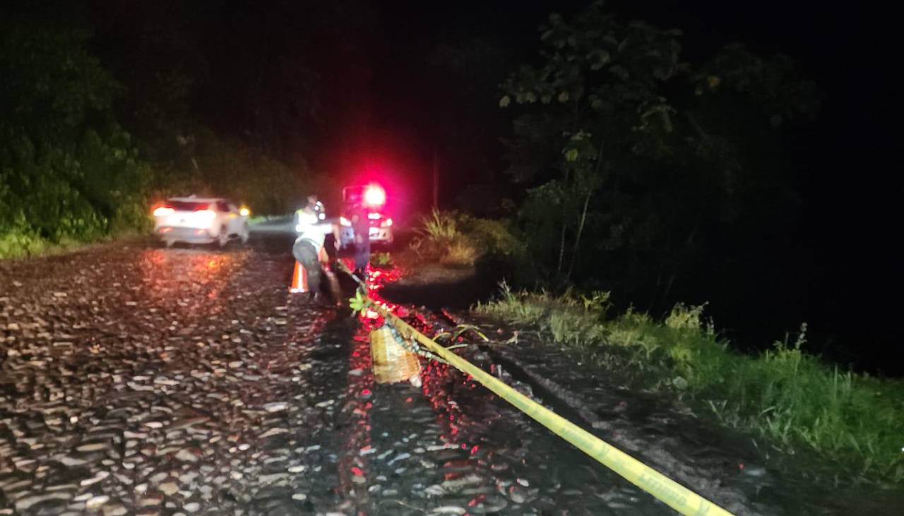 Dos heridos y cinco desaparecidos deja la caída de una vagoneta en un río en la ruta Cochabamba – Santa Cruz