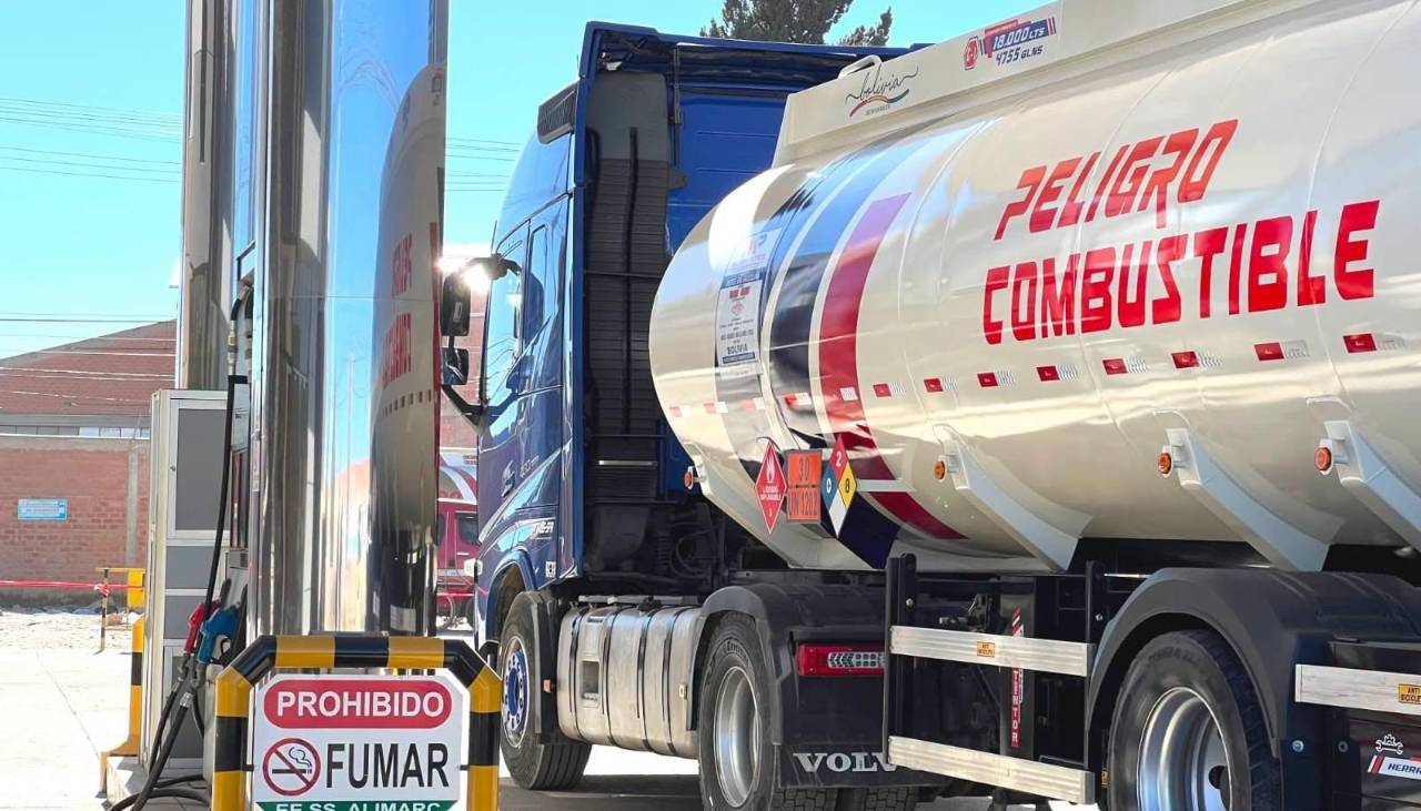 Filas por combustible: Dirigente del transporte cuestiona controles del Gobierno y dice que carburantes llegan certificados