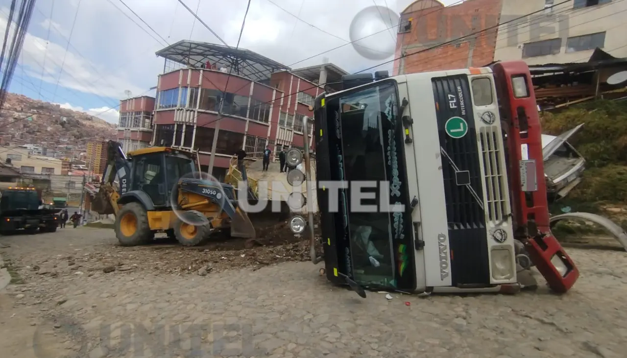 Video: Camión cargado con tierra vuelca en una empinada calle de La Paz cuando descendía “de retro”