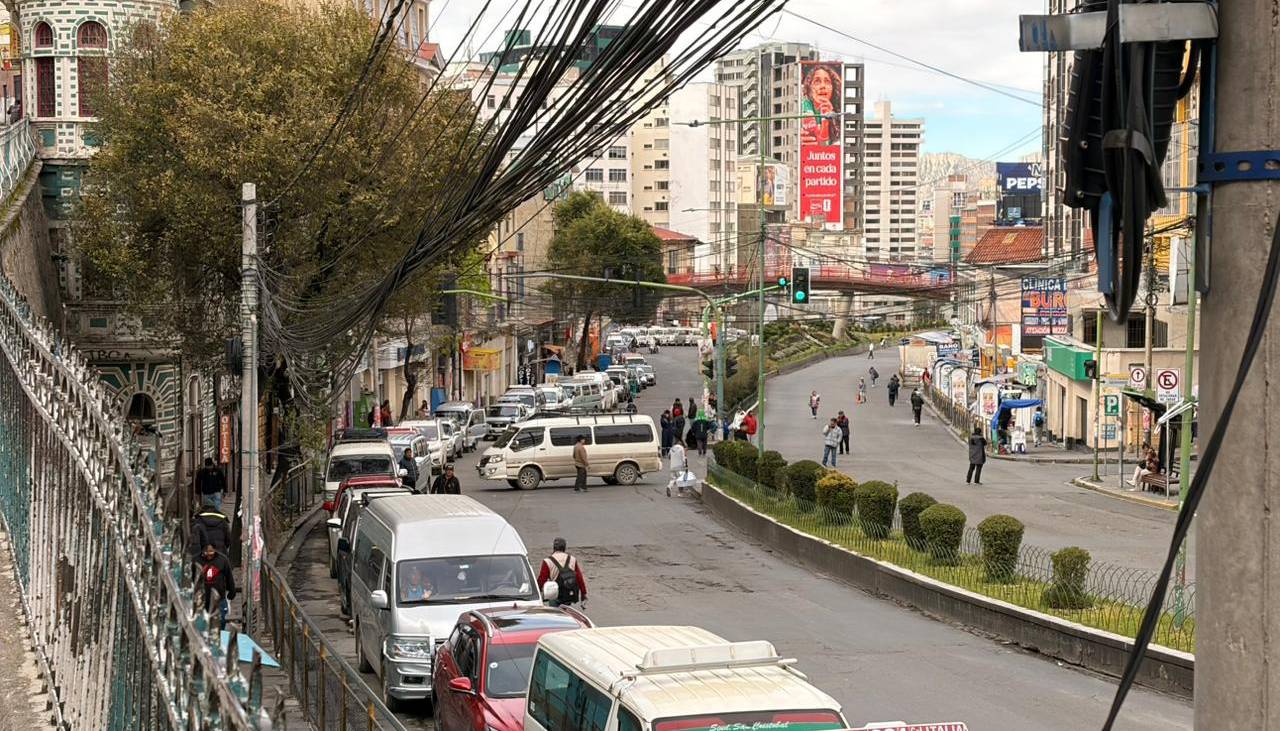 Se registran filas y bloqueos por falta de combustible en la ciudad de La Paz