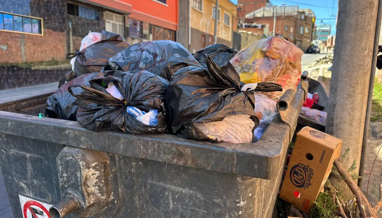 Protesta de trabajadores frena operaciones en el relleno de La Paz y se comienza a acumular basura en las calles 