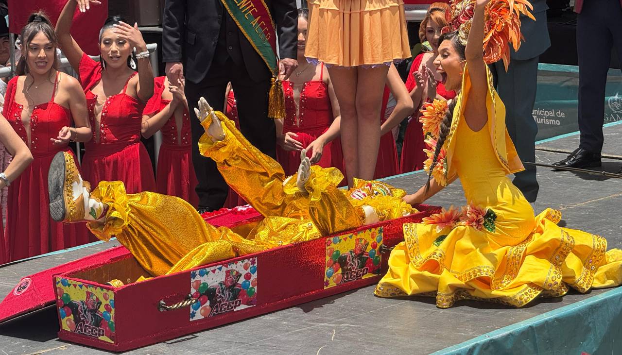 El Pepino revive “a jalones” y se desata la algarabía en la apertura del Carnaval paceño