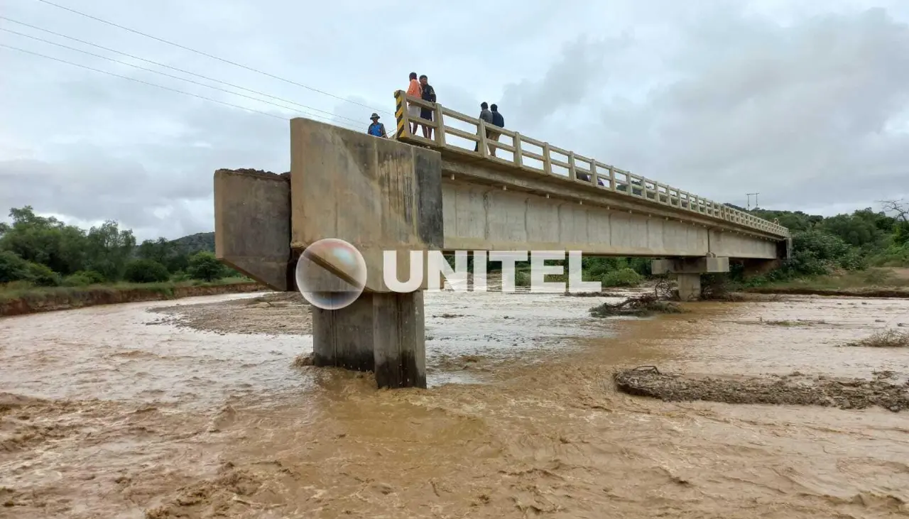 Cede parte de la plataforma de un puente en Mizque tras la crecida de un río producto de las intensas lluvias