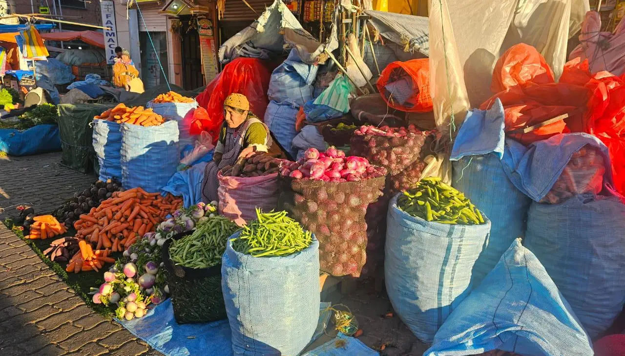Baja el precio de las verduras en mercado de El Alto: el kilo de tomate se cotiza en Bs 3