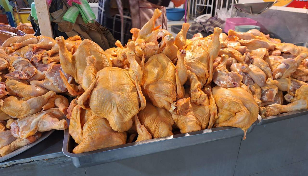El kilo del pollo se incrementa casi Bs 10 este lunes en mercados de Cochabamba